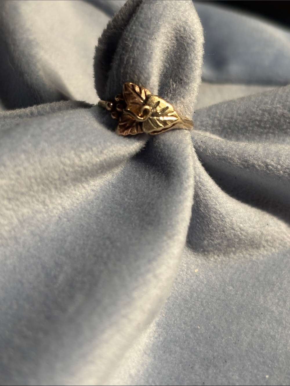 Beautiful 10k Tri-color Black Hills Gold Leaves and Grapes Ring ~ Size 5